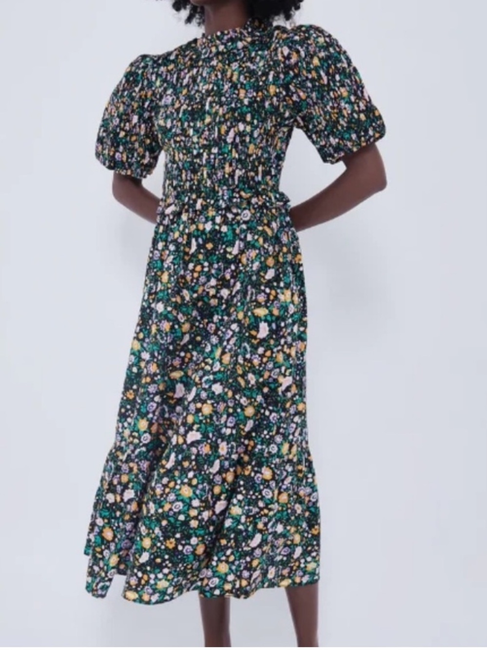 Hyacinth House Tuckernuck
Samantha Smocked Black Floral
Midi Dress